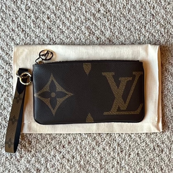 Louis Vuitton Large Rectangle Wrist Pouch w/ LV wristlet strap Monogram Giant - Picture 5 of 10